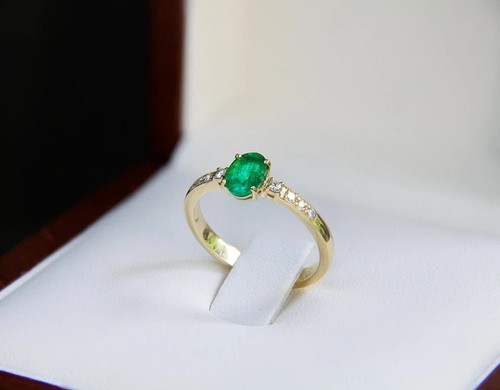 Oval cut green emerald - oval,